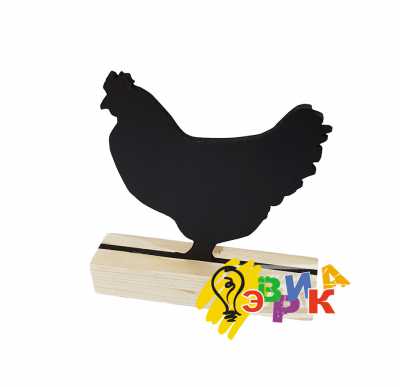 Фото: Меловой ценник курица на деревянной светлой подставке